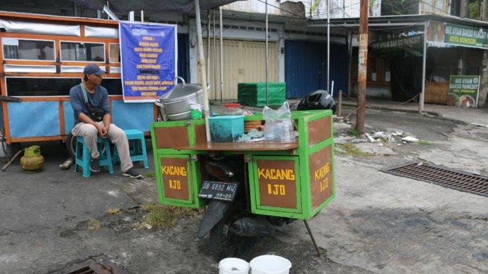 Penjual bubur kacang ijo di Persimpangan Jalan Wolter Mongisidi dan Pierre Tendean, Manado, Sulawesi Utara