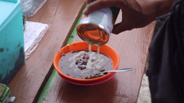 Penjual bubur kacang ijo di Persimpangan Jalan Wolter Mongisidi dan Pierre Tendean, Manado, Sulawesi Utara