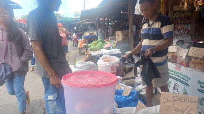 Penjualan beras di Pasar Airmadidi, Minahasa Utara (Minut), Sulawesi Utara, Sabtu (7/10/2023).