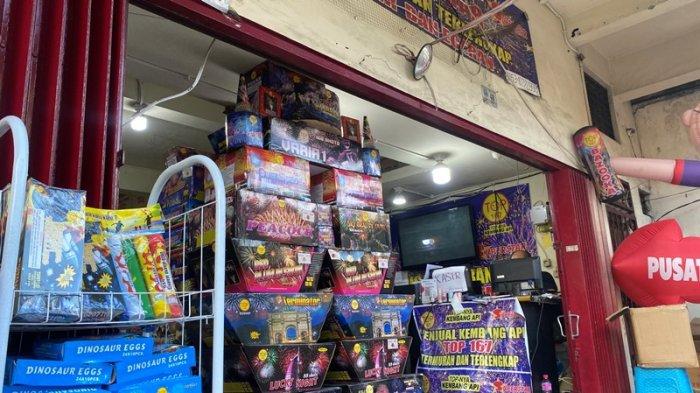 Penjualan kembang api mulai ramai di Kawasan 45 Manado, Sulawesi Utara, Jumat (15/12/2023). (tribunmanado.co.id/Wendia Putra Paputungan)