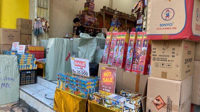 Penjualan kembang api mulai ramai di Kawasan 45 Manado, Sulawesi Utara, Jumat (15/12/2023). (tribunmanado.co.id/Wendia Putra Paputungan)