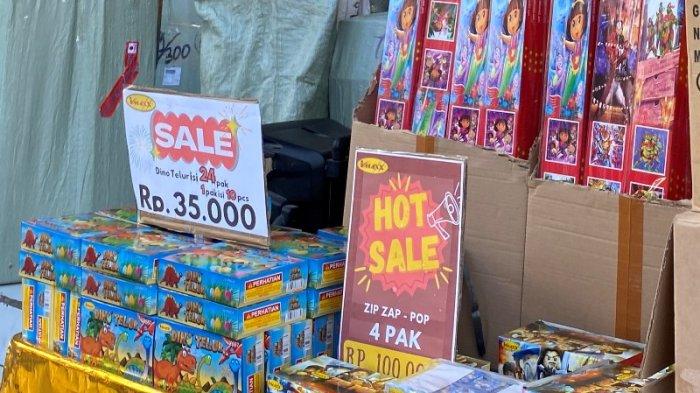Penjualan kembang api mulai ramai di Kawasan 45 Manado, Sulawesi Utara, Jumat (15/12/2023). (tribunmanado.co.id/Wendia Putra Paputungan)