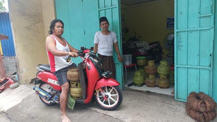 Seorang warga tengah membeli gas LPG 3 kg di sebuah pangkalan di Kota Bitung, Sulawesi Utara.