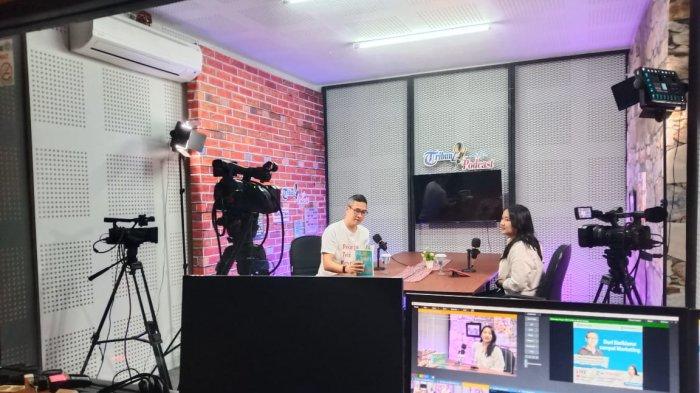 Penulis Buku Marketing Hidup Henry Manampiring Berkunjung di Kantor Tribun Manado