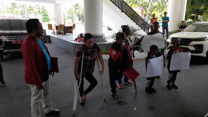 Penyandang disabilitas asal Kepulauan Talaud menyuarakan aspirasi mereka di lobi Kantor Pemprov Sulawesi Utara, Senin (25/9/2023).