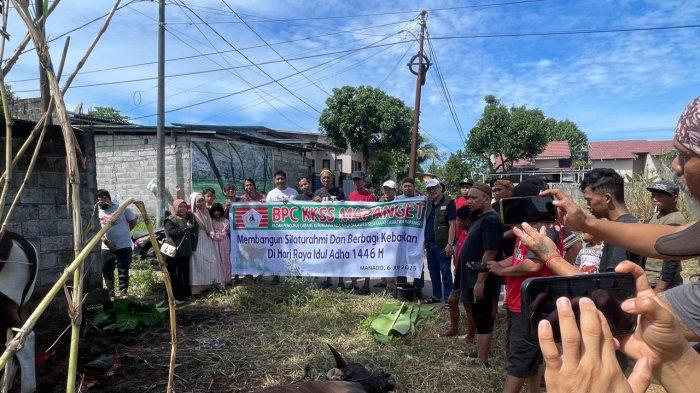 KURBAN - Penyembelihan hewan kurban oleh
Kerukunan Keluarga Sulawesi Selatan (KKSS) Badan Pengurus Cabang Mapanget, Jumat (6/6/2025) di Halaman Parkir Coto Maros Paniki, Mapanget, Manado, Sulawesi Utara (Sulut). (Dokumentasi KKSS Mapanget)