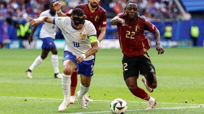 Penyerang Prancis #10 Kylian Mbappe berebut bola dengan penyerang Belgia #22 Jeremy Doku selama pertandingan sepak bola babak 16 besar UEFA Euro 2024 antara Prancis dan Belgia di Duesseldorf Arena di Duesseldorf pada 1 Juli 2024.
