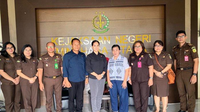 Penyidik Polda Sulawesi Utara saat menyerahkan tersangka Johana Manua ke Kejari Airmadidi Minut