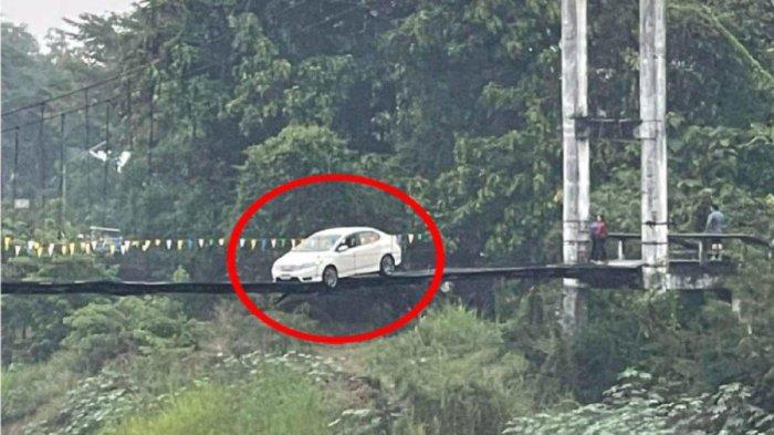Perempuan di Thailand membawa mobilnya terjebak di jembatan gantung setelah mengikuti GPS-nya.