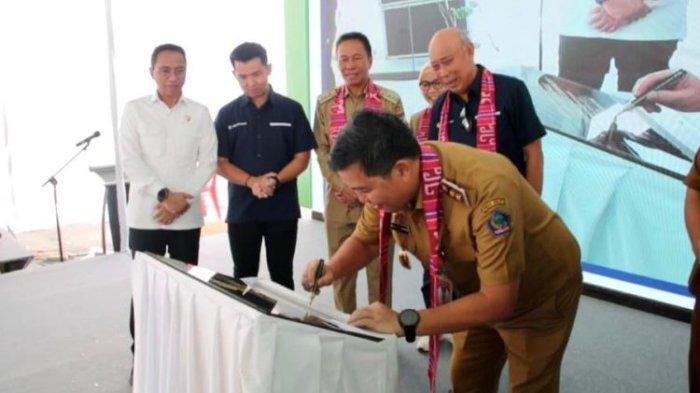 Peresmian pabrik pengeringan jagung, Corn Drying Mill PT. Advanced Agri Indonesia di jalan Trans Sulawesi, Desa Tuyat, Kecamatan Lolak, Kabupaten Bolmong, Sulawesi Utara (Sulut).