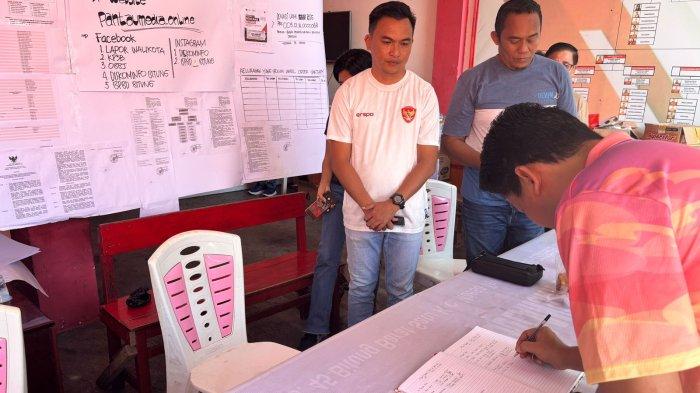 Persaudaraan Peranakan Tionghoa Makassar (P2TM) di Sulut serahkan bantuan untuk korban bencana di Bitung dan diterima Maurits Mantiri, Jumat (19/4/2024).