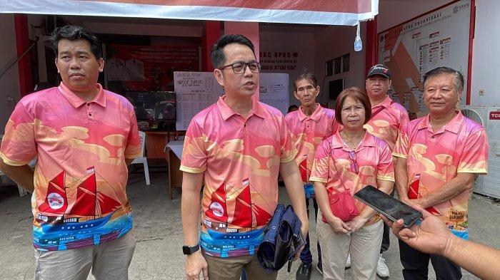 Persaudaraan Peranakan Tionghoa Makassar (P2TM) di Sulut serahkan bantuan untuk korban bencana di Bitung dan diterima Maurits Mantiri, Jumat (19/4/2024).
