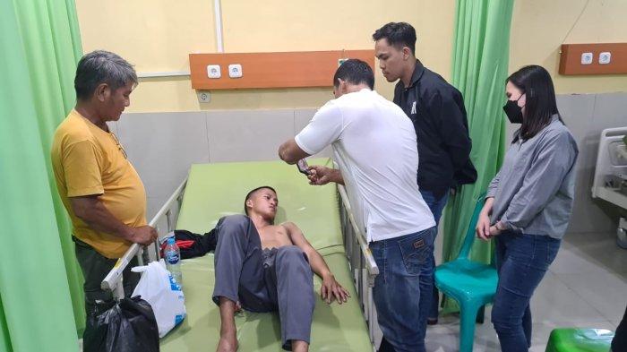 Personel Polsek Mapanget mengambil keterangan korban di RS Bhayangkara Manado, Sabtu (05/08/2023) pagi.