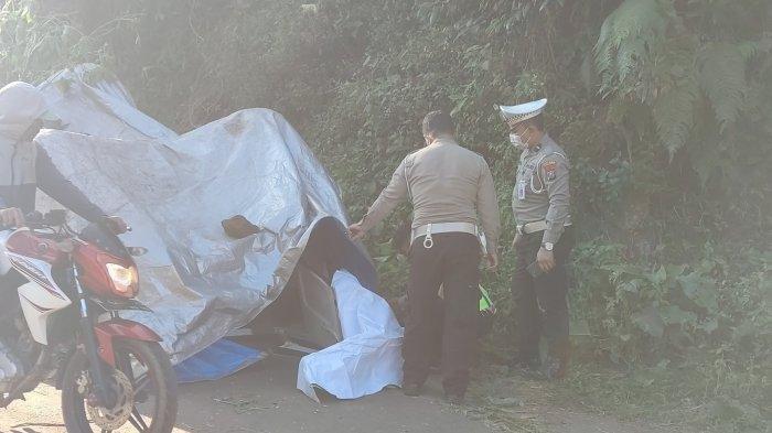 Personel Satlantas Polres Probolinggo tengah menggelar olah TKP kecelakaan mobil Jeep, Senin (4/9/2023).