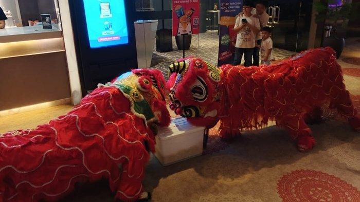 Pertunjukan barongsai di Lunar New Year Festival, Lippo Plaza Manado, Minggu (19/1/2025).
