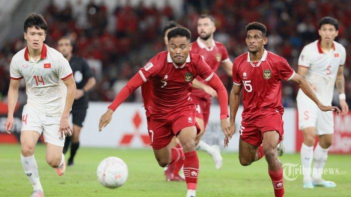 Pesepak bola Timnas Indonesia Saddil Ramdani berebut bola dengan pesepak bola Timnas Vietnam dalam pertandingan Semifinal Leg 1 Piala AFF 2022 di Stadion Utama Gelora Bung Karno (SUGBK), Jakarta, Jumat (6/1/2023).
