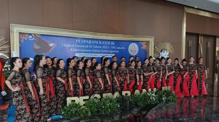 Tim Paduan Suara Wanita Sulut tampil pada Pesparani III Nasional di Ancol Beach City Internasional Stadium, Jakarta.