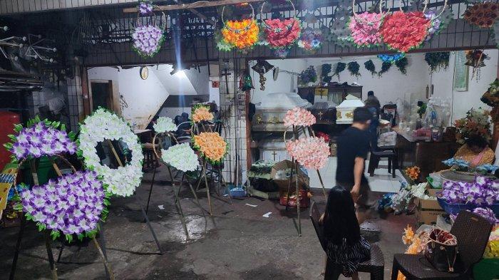 Lineke Tarore Pengusaha Krnas Bunga dan Peti Mati di Manado Sulawesi Utara, Teruskan Usaha Keluarga.