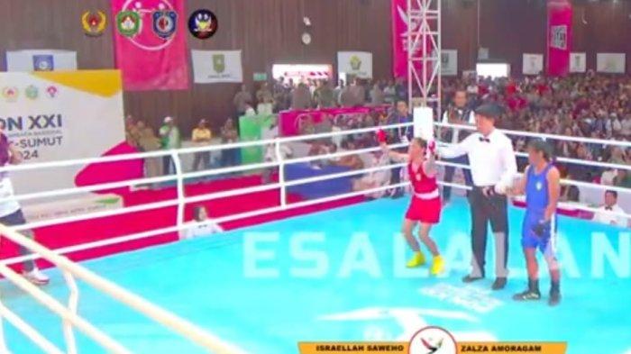 Petinju putri Sulawesi Utara, Israellah Saweho meraih medali emas setelah menang TKO atas petinju tuan rumah, Zalza Amoragam di Kampus HKBP Nomensen Pematang Siantar, Sumut, Kamis (19/9/2024).