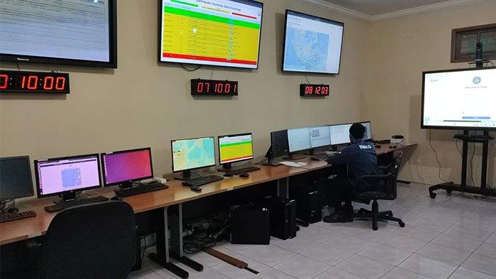 Petugas memantau kejadian gempa di ruangan khusus BMKG Stasiun Geofisika Manado.