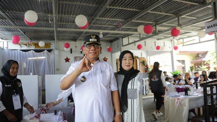 Pj Wali kota Bersama Istri berikan hak suara pada Pilkada Kotamobagu 2024