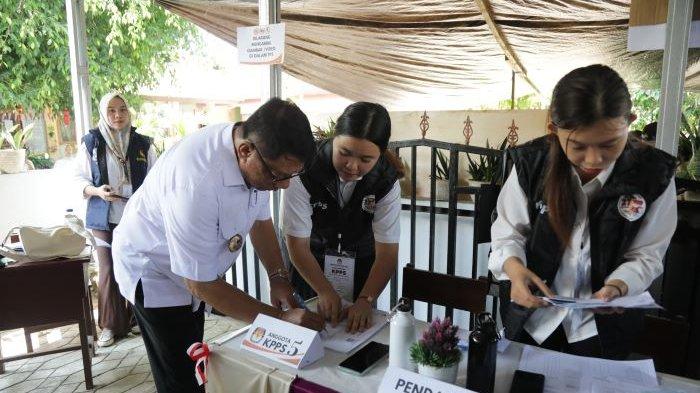 Pj Wali kota Bersama Istri berikan hak suara pada Pilkada Kotamobagu 2024