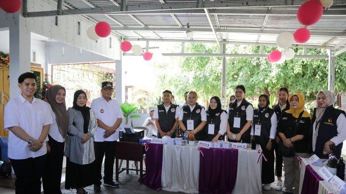Pj Wali kota Bersama Istri berikan hak suara pada Pilkada Kotamobagu 2024