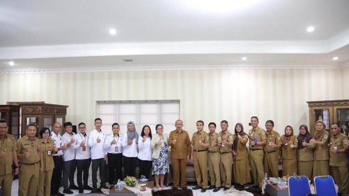 Pj Wali Kota Asripan Nani hadiri pertemuan meeting bersama BPK RI perwakilan Sulut, di ruang kerja wali kota, Senin (16/10/2023).