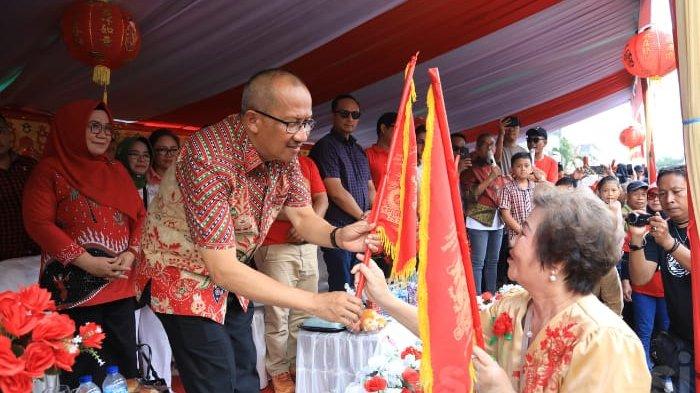 Pj Wali Kota Kotamobagu Asripan Nani hadiri perayaan Cap Go Meh 2024 di jalan Kartini komplek pertokoan Kotamobagu, Sulawesi Utara.