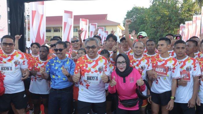 Polda Sulawesi Utara melaksanakan olahraga bersama dan lomba lari Hari ke-77 Bhayangkara pada Sabtu (24/6/2023).