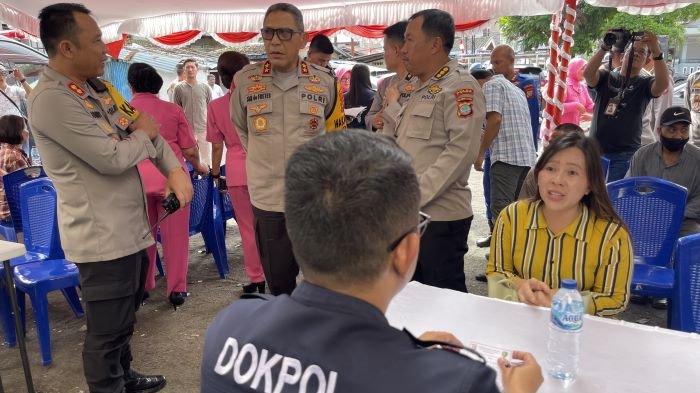 Irjen Pol Jan de Fretes Wakapolda Sulut, AKBP Tomm Souissa Kapolres Bitung dan jajaran Polda Sulut diabadikan di kegiatan bagi paket sembako dan pemeriksaan kesehatan gratis dalam rangka Baksos Polda Sulut di Gedung Serba Guna Kelurahan Girian Weru 2