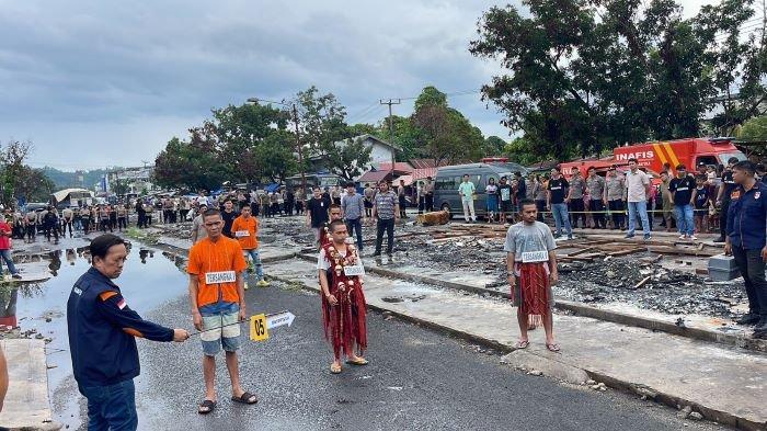 Reka ulang. Polda Sulut, menggelar reka ulang kejadian penganiayaan dan pengrusakan sebuah mobil Ambulance di eks pasar kanopi Kecamatan Maesa Bitung.