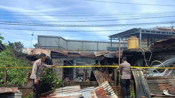 Polisi memasak garis Polisi di lokasi kebakaran di Malalayang, Manado, Sulawesi Utara.