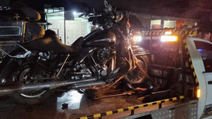 Polisi mengevakuasi motor pengguna Harley Davidson di Kabupaten Toba yang tewas usai terkena serangan jantung, Jum'at (29/9/2023).