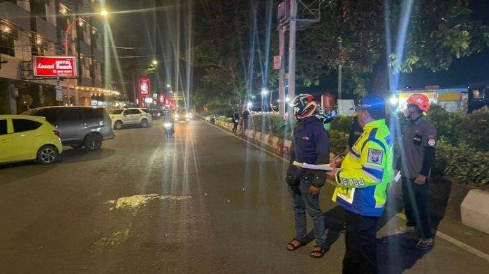 Polisi saat melakukan olah TKP di Jalan Penghibur Makassar, Sulsel pada Selasa (4/7/2023) malam