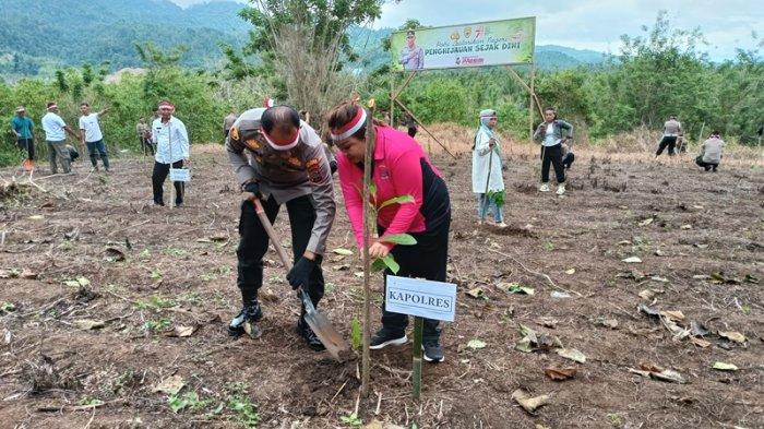 Polres Bolaang Mongondow menanam 2.100 bibit pohon di wilayah Taman Nasional Bogani Nani Wartabone tepatnya di Desa Toraut Utara, Kecamatan Dumoga Barat, Bolmong, Sulawesi Utara, Rabu (23/8/2023).