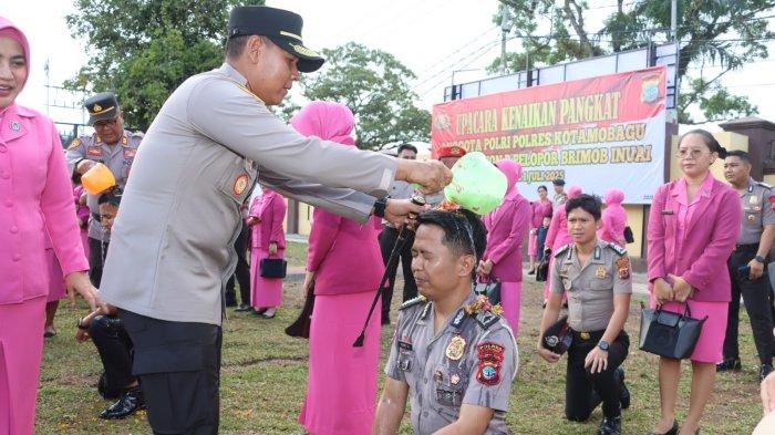 NAIK PANGKAT: Prosesi mandi air bunga. Sebanyak 44 Personel Polres Kotamobagu Naik Pangkat di HUT Bhayangkara ke-79.