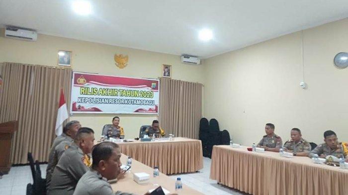 Polres Kotamobagu saat menggelar konferensi pers, Minggu (31/12/2023).