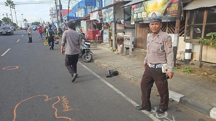 Polsek Mapanget saat melakukan olah TKP di lokasi tabrakan.