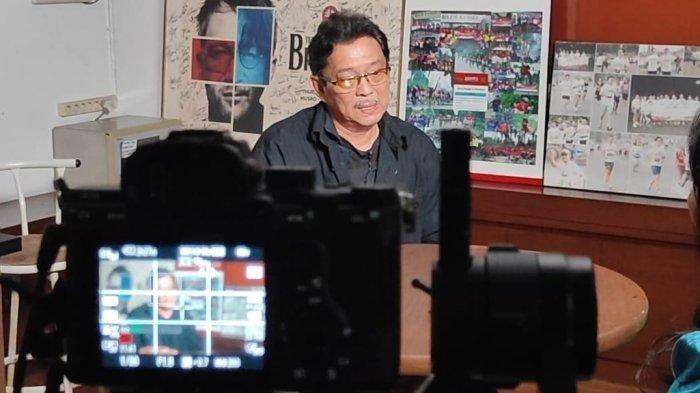 Putra DN Aidit, Ilham Aidit menyatakan bahwa Film Pengkhianatan G30S PKI adalah Propaganda dan Upaya Legitimasi Genosida Orde Baru. Potret Ilham Aidit saat wawancara dengan tim Tribunnews.com.
