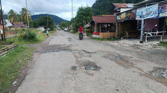 LUBANG - Jalan Rusak di Desa Tungoi, Bolmong, Sulut. Puluhan Tahun Tak Tersentuh Pemerintah. Masyarakat Resah.