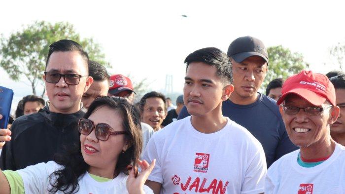 Potret Kaesang Pangarep Jalan Sehat bersama Warga di Kawasan Megamas Manado