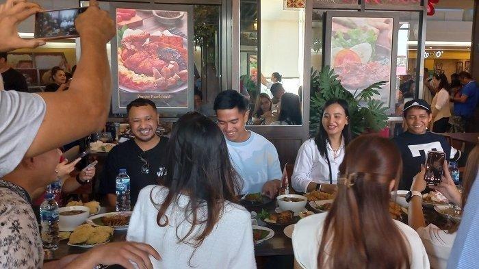Potret Kaesang Pangarep makan siang bersama influencer Sulut dan jajaran PSI di Mantos, Kota Manado pada Sabtu (14/10/2023) siang lalu.