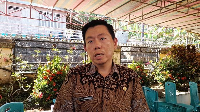 BERI KETERANGAN: Potret Kepala Puskesmas Bunaken Dr Stanly.