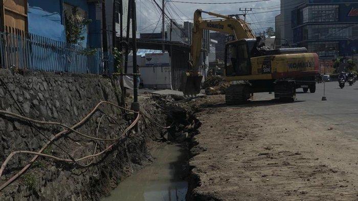 Potret Pengerjaan Drainase di Jalan Yos Sudarso, Paal Dua, Manado, Sulawesi Utara, Kamis (9/11/2023).