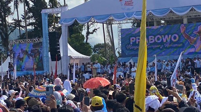 Prabowo saat berorasi kampanye di Lapangan Schwarz Langowan