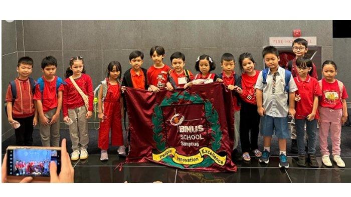 Potret Sheva anak Ussy dan Andhika (ketiga dari kiri), saat mengikuti Southeast Asian Mathematical Olympiad di Singapura, Januari 2024.