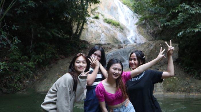 Potret Suasana Air Terjun Muntoi di Passi Barat, Sulawesi Utara, Senin (13/11/2023).