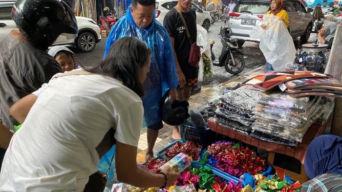 MENJELANG NATAL - Potret Suasana Menjelang Natal di Kawasan New Bendar 45 Manado Sulut pada Sabtu (2/12/2023).