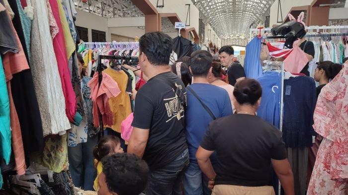 Potret Warga Sedang Belanja di Bazaar Natal Serba Rp 12 Ribu di Kawasan Megamas Manado Sulawesi Utara